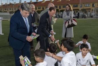 Fotogalería Visita Emilio Butragueño a la Escuela de la Fundación Real Madrid Ecopilas 21 Fundación Real Madrid Butragueño