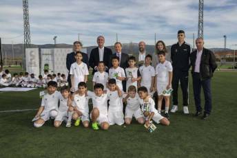 Fotogalería Visita Emilio Butragueño a la Escuela de la Fundación Real Madrid Ecopilas 22 Fundación Real Madrid Butragueño