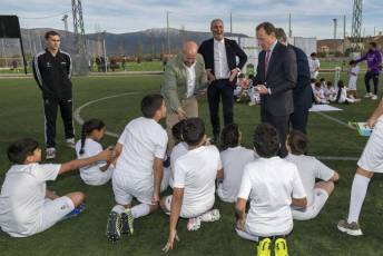 Fotogalería Visita Emilio Butragueño a la Escuela de la Fundación Real Madrid Ecopilas 8 Fundación Real Madrid Butragueño