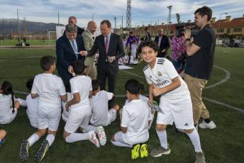 Fotogalería Visita Emilio Butragueño a la Escuela de la Fundación Real Madrid Ecopilas 20 Fundación Real Madrid Butragueño