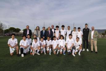 Fotogalería Visita Emilio Butragueño a la Escuela de la Fundación Real Madrid Ecopilas 6 Fundación Real Madrid Butragueño