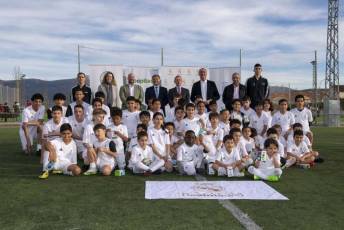 Fotogalería Visita Emilio Butragueño a la Escuela de la Fundación Real Madrid Ecopilas 17 Fundación Real Madrid Butragueño