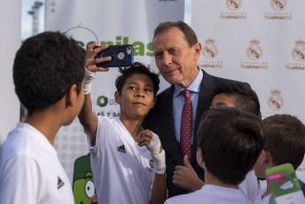 Fotogalería Visita Emilio Butragueño a la Escuela de la Fundación Real Madrid Ecopilas 26 Fundación Real Madrid Butragueño