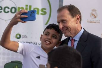 Fotogalería Visita Emilio Butragueño a la Escuela de la Fundación Real Madrid Ecopilas 24 Fundación Real Madrid Butragueño