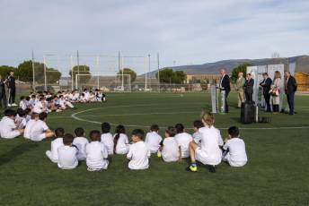 Fotogalería Visita Emilio Butragueño a la Escuela de la Fundación Real Madrid Ecopilas 18 Fundación Real Madrid Butragueño
