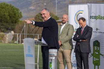 Fotogalería Visita Emilio Butragueño a la Escuela de la Fundación Real Madrid Ecopilas 19 Fundación Real Madrid Butragueño