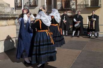 El baile de gala cierra las fiestas de Santa Águeda. Misa y Cambio de Monteras Santa Águeda en Zamarramala 47 Santa Agueda en Zamarramala