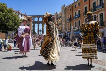 Fotogalería Gigantes y Cabezudos Festivalito San Juan 8 Gigantes y Cabezudos en Segovia