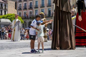 Fotogalería Gigantes y Cabezudos Festivalito San Juan 25 Gigantes y Cabezudos en Segovia