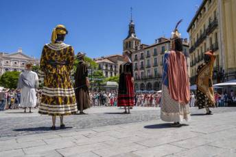 Fotogalería Gigantes y Cabezudos Festivalito San Juan 16 Gigantes y Cabezudos en Segovia
