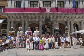 Fotogalería Gigantes y Cabezudos Festivalito San Juan 35 Gigantes y Cabezudos en Segovia