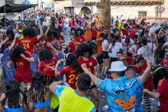 Fotogalería Pregón y Desfile de Peñas Barrio San Lorenzo 15 Pregón Fiestas Barrio San Lorenzo