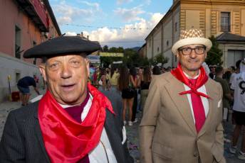 Fotogalería Pregón Fiestas y Desfile de Peñas en La Granja de San Ildefonso 99 Pregón Fiestas y Desfile de Peñas en La Granja