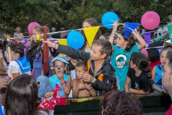 Fotogalería Pregón Fiestas y Desfile de Peñas en La Granja de San Ildefonso 50 Pregón Fiestas y Desfile de Peñas en La Granja