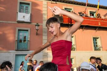 Fotogalería Pregón Fiestas y Desfile de Peñas en La Granja de San Ildefonso 98 Pregón Fiestas y Desfile de Peñas en La Granja