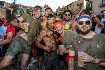 Fotogalería Pregón Fiestas y Desfile de Peñas en La Granja de San Ildefonso 24 Pregón Fiestas y Desfile de Peñas en La Granja