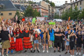 Fotogalería Pregón Fiestas y Desfile de Peñas en La Granja de San Ildefonso 84 Pregón Fiestas y Desfile de Peñas en La Granja