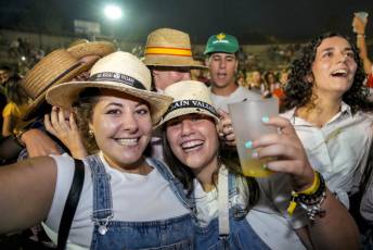 Fotogalería Procesión Nuestra Señora del Rosario, Desfile de Peñas y Pregón en Valsaín 107 Procesión Nuestra Señora del Rosario Desfile y Pregón en Vals