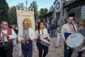 Fotogalería Procesión Nuestra Señora del Rosario, Desfile de Peñas y Pregón en Valsaín 32 Procesión Nuestra Señora del Rosario Desfile y Pregón en Vals