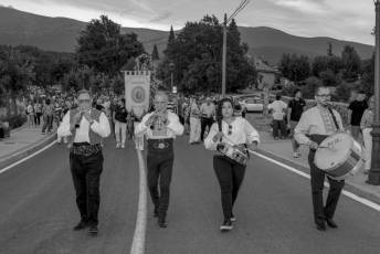 Fotogalería Procesión Nuestra Señora del Rosario, Desfile de Peñas y Pregón en Valsaín 82 Procesión Nuestra Señora del Rosario Desfile y Pregón en Vals