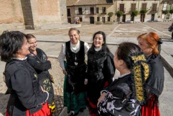 Fotogalería I Concentración Traje Regional en Martín Muñoz de las Posadas 26 Fotografía: Miguel Angel Fernández