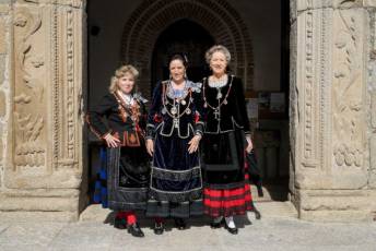 Fotogalería I Concentración Traje Regional en Martín Muñoz de las Posadas 34 Fotografía: Miguel Angel Fernández