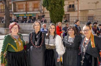 Fotogalería I Concentración Traje Regional en Martín Muñoz de las Posadas 16 Fotografía: Miguel Angel Fernández