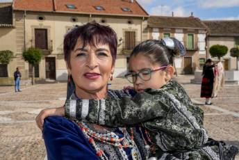 Fotogalería I Concentración Traje Regional en Martín Muñoz de las Posadas 104 Fotografía: Miguel Angel Fernández