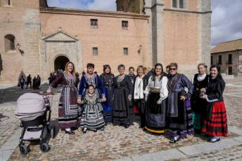 Fotogalería I Concentración Traje Regional en Martín Muñoz de las Posadas 111 Fotografía: Miguel Angel Fernández