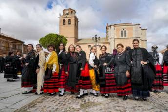 Fotogalería I Concentración Traje Regional en Martín Muñoz de las Posadas 29 Fotografía: Miguel Angel Fernández