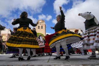 Fotogalería I Concentración Traje Regional en Martín Muñoz de las Posadas 134 Fotografía: Miguel Angel Fernández