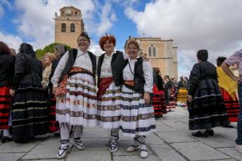 Fotogalería I Concentración Traje Regional en Martín Muñoz de las Posadas 101 Fotografía: Miguel Angel Fernández