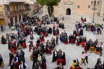 Fotogalería I Concentración Traje Regional en Martín Muñoz de las Posadas 146 Fotografía: Miguel Angel Fernández