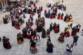 Fotogalería I Concentración Traje Regional en Martín Muñoz de las Posadas 96 Fotografía: Miguel Angel Fernández