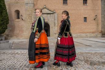 Fotogalería I Concentración Traje Regional en Martín Muñoz de las Posadas 74 Fotografía: Miguel Angel Fernández