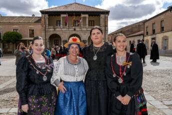 Fotogalería I Concentración Traje Regional en Martín Muñoz de las Posadas 70 Fotografía: Miguel Angel Fernández