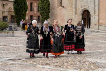 Fotogalería I Concentración Traje Regional en Martín Muñoz de las Posadas 73 Fotografía: Miguel Angel Fernández