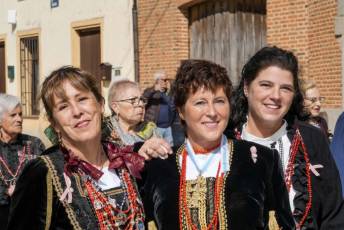 Fotogalería I Concentración Traje Regional en Martín Muñoz de las Posadas 48 Fotografía: Miguel Angel Fernández