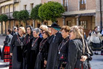 Fotogalería I Concentración Traje Regional en Martín Muñoz de las Posadas 100 Fotografía: Miguel Angel Fernández