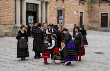 Fotogalería I Concentración Traje Regional en Martín Muñoz de las Posadas 28 Fotografía: Miguel Angel Fernández