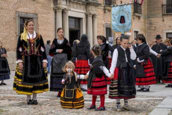 Fotogalería I Concentración Traje Regional en Martín Muñoz de las Posadas 147 Fotografía: Miguel Angel Fernández