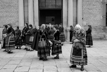 Fotogalería I Concentración Traje Regional en Martín Muñoz de las Posadas 117 Fotografía: Miguel Angel Fernández