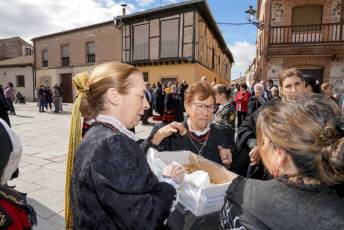 Fotogalería I Concentración Traje Regional en Martín Muñoz de las Posadas 115 Fotografía: Miguel Angel Fernández