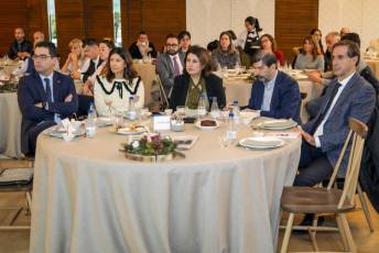 Galería del desayuno de trabajo (Icecyl-El Adelantado de Segovia): De la innovación a la internacionalización 3 De izd. a dcha. José Luis Horcajo (Concejal de Obras, Servicios e Infraestructuras), Raquel Alonso (Delegada Territorial JCYL), Marta Laguna (Decana de la Facultad de Ciencias Sociales, Jurídicas y Comunicación de la UVA), Agustín García Matilla (Vicerrector del campus de Segovia de la UVA) Pablo Riesco (Director territorial de ICECyL).