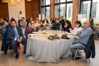Galería del desayuno de trabajo (Icecyl-El Adelantado de Segovia): De la innovación a la internacionalización 4 De izd. a dcha. Roberto Herranz (Iberaval), Yolanda Herranz (Entrecebedas), Silvia Sanz (Dircom Cibersegura y CEO de TMC Agencia), Juan Carlos Manso, Rocío Ruiz (Grupo José María), Azucena Manso y Juan Carlos Fagúndez (La Alquería).
