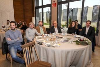 Galería del desayuno de trabajo (Icecyl-El Adelantado de Segovia): De la innovación a la internacionalización 6 De izd. a dcha. Alejandro Olmos (Montenevado); Pedro Matarranz (UPA Segovia); Juan Ignacio Tapia (Ignacio Tapia S.L.U); Jesús Velasco (Huevos Velasco); María Lourdes Baeza y Óscar Mijallo (La Portada de Prádena).