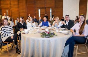 Galería del desayuno de trabajo (Icecyl-El Adelantado de Segovia): De la innovación a la internacionalización 8 De izd. a dcha. Nora Illanas (Cárnicas Tabladillo); Alexia Fernandez (C. Comercial Luz de Castilla); Sara de Andrés (Clínica Dental Sanitas); Pedro de María (Cárnicas Tabladillo); Pinar Fresneda (Instalaciones Ruano) Rubén Arce (El Pinar Nursey And Fruit Company); Elena García (Instalaciones García).