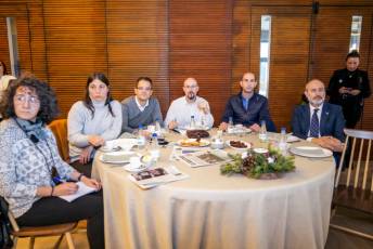 Galería del desayuno de trabajo (Icecyl-El Adelantado de Segovia): De la innovación a la internacionalización 9 De izd. a dcha. Mª Milagros Martín; Nuria Gómez (Creaciones Moll); Pablo Horcajo (Lefhorma Property; Juan R. J Sonlleva (Axertia); Darío Martín (Fermaq Maquinaria Hortícola) y Juan Francisco Casado (ACS).