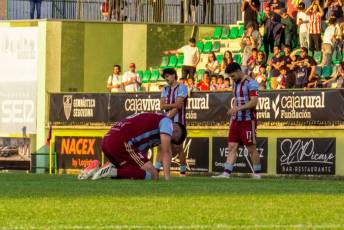 Fotogalería Gimnástica Segoviana Vs Nàstic de Tarragona 37 Los jugadores de la Segoviana se lamentan en el césped de La Albuera tras consumarse el descenso./HÉCTOR CRIADO