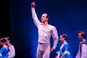 Fotogalería El Lago de los Cisnes, Noches Mágicas de La Granja en la Real Fábrica de Cristales 17 El Lago de los Cisnes Real Fábrica de Cristales La Granja - Héctor Criado